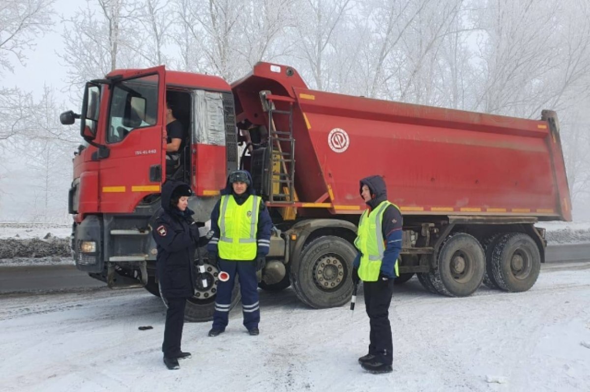    Сотрудники ГАИ Красноярска вышли на трассы, чтобы контролировать движение грузовиков.