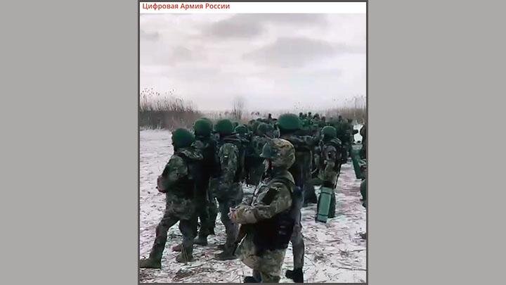 Свежие резервы ВСУ прибыли под Авдеевку — курят и с ужасом наблюдают за происходящим. Скриншот кадра видео ТГ-канала "Цифровая Армия России"