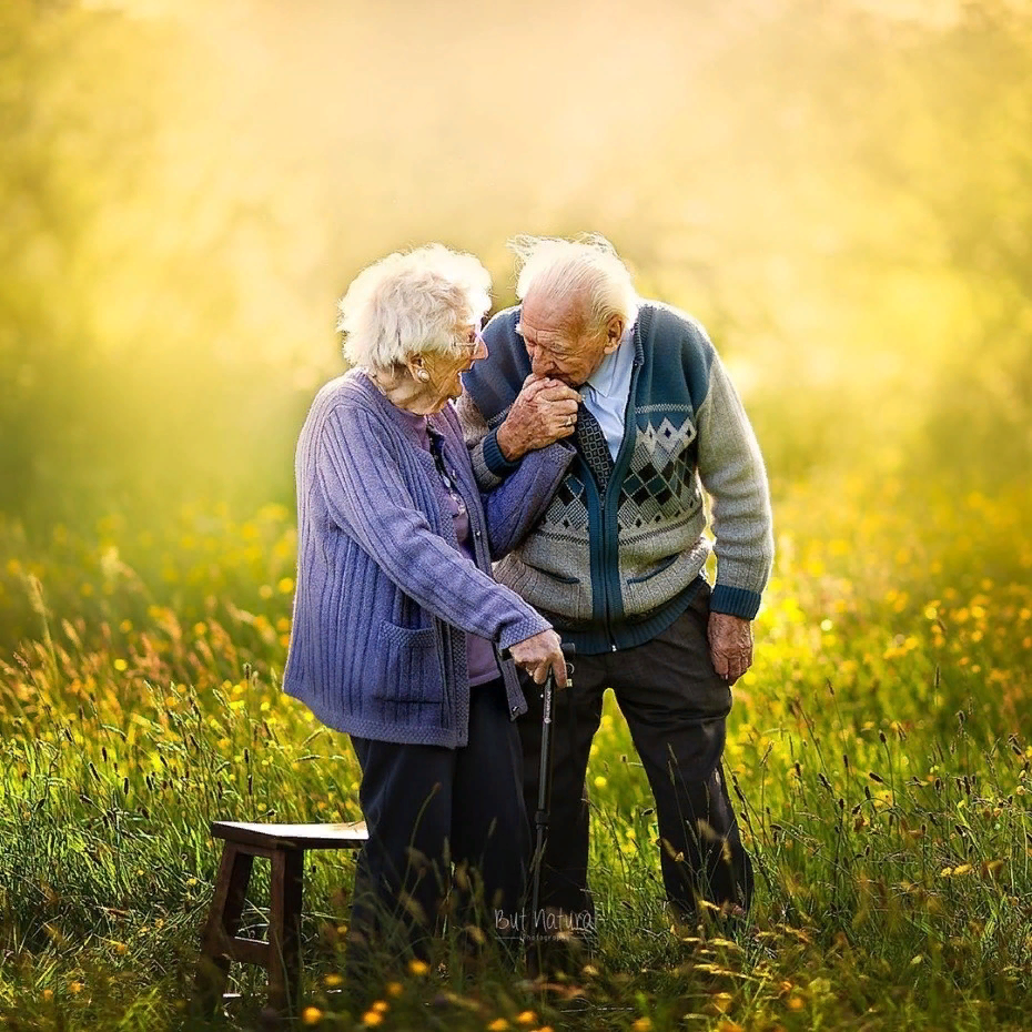 Навестите дедушку. Бабушка и дедушка. Счастливые старики. Любовь в пожилом возрасте. Пожилые люди.