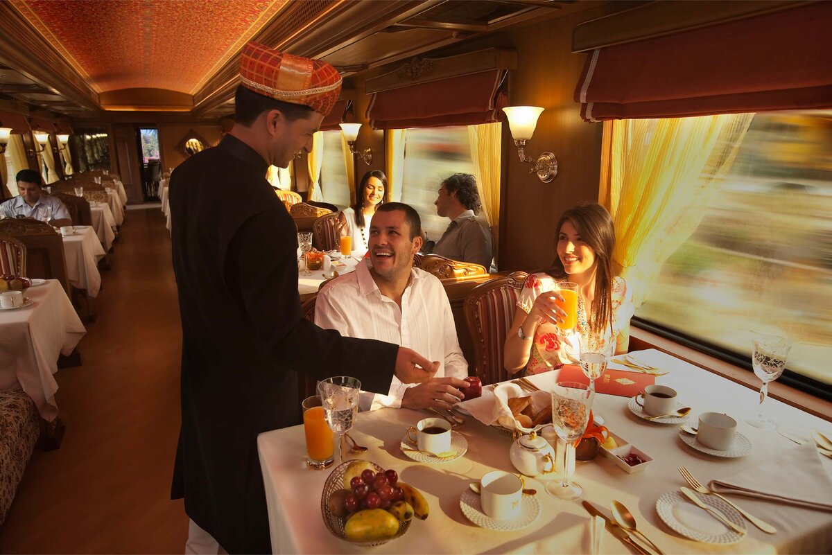 В вагоне ресторане поезда на ужин предлагается. Поезд Махараджа экспресс индийский. Поезд Махараджи в Индии. Поезд по Индии Махараджа экспресс. Поезд купе Люкс махараджей Индия.
