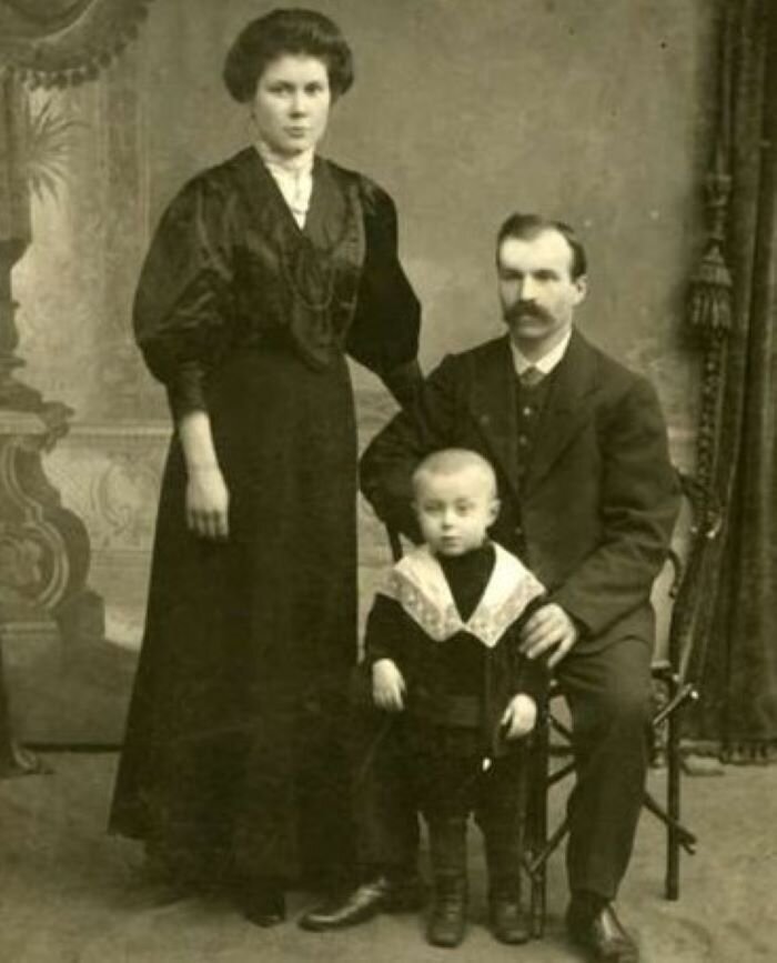 Семья Крылова Ивана Андреевича. Мама и папа волосатые