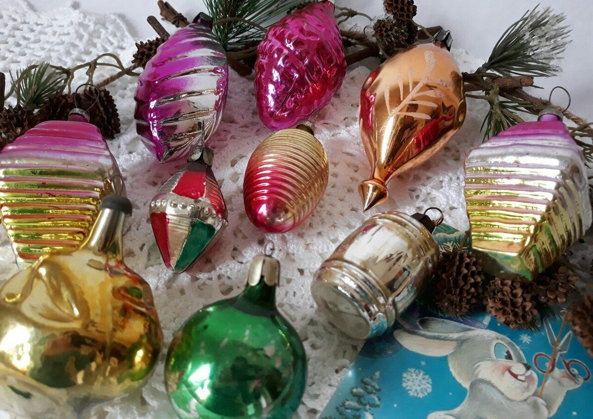Ёлочные игрушки прошлого века.