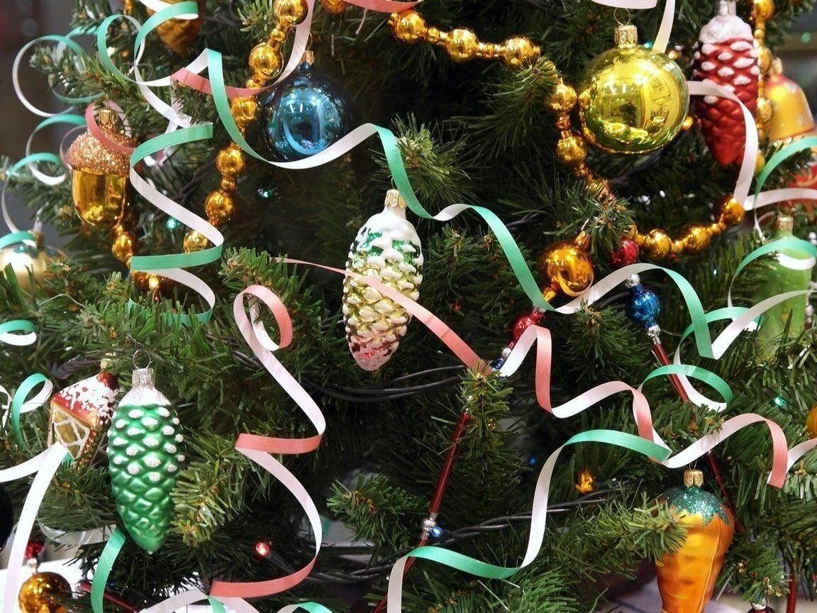 Серпантин на ёлке.