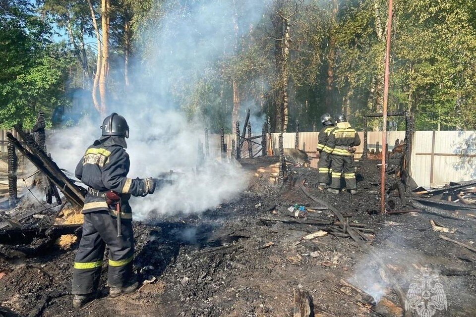 На месте работали пожарные. Фото: пресс-служба МЧС России по НСО