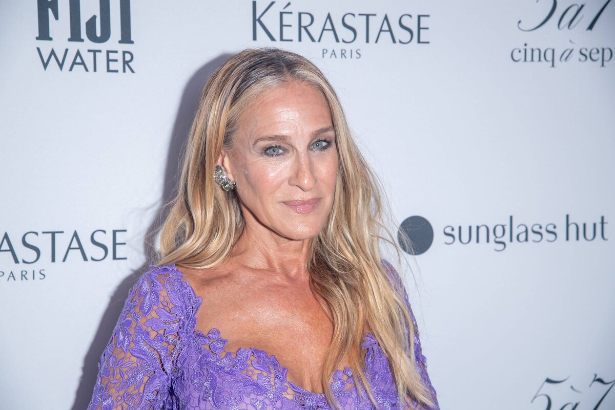 Сара Джессика Паркер в 2023 году. Многие визажисты неоднократно указывали на то, что черная подводка по нижнему веку визуально уменьшает и сужает глаза, но Паркер, похоже, не хочет отказываться от полюбившегося приема.