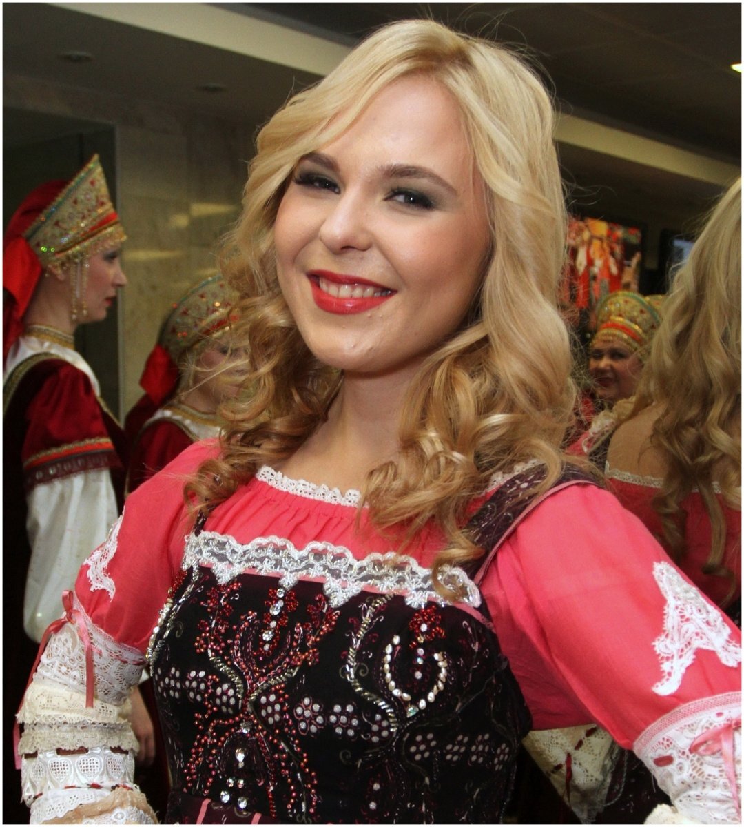 Пелагея в 2013 году. Перед участием в программе «Голос» в 2014 году Пелагея поработи над собой. Кто-то считает, что изменения в образе произошли благодаря пластике, кто-то ратует за диету и здоровый образ жизни. Но, кажется, две вещи остались неизменными – макияж певицы и золотистые локоны.