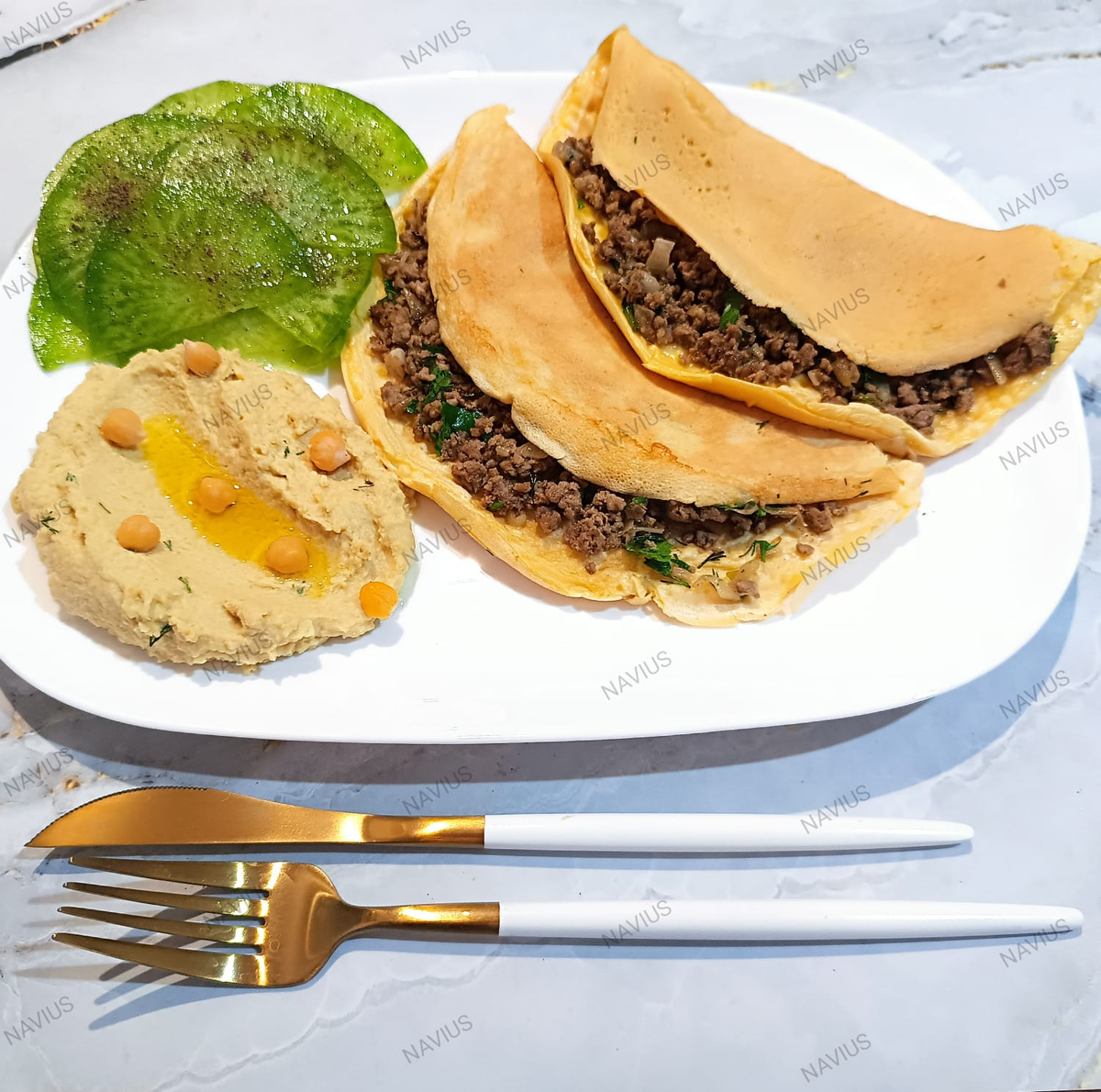 Протеиновые блинчики с говяжьим фаршем, на гарнир хумус и зелёная редька в качестве салата.