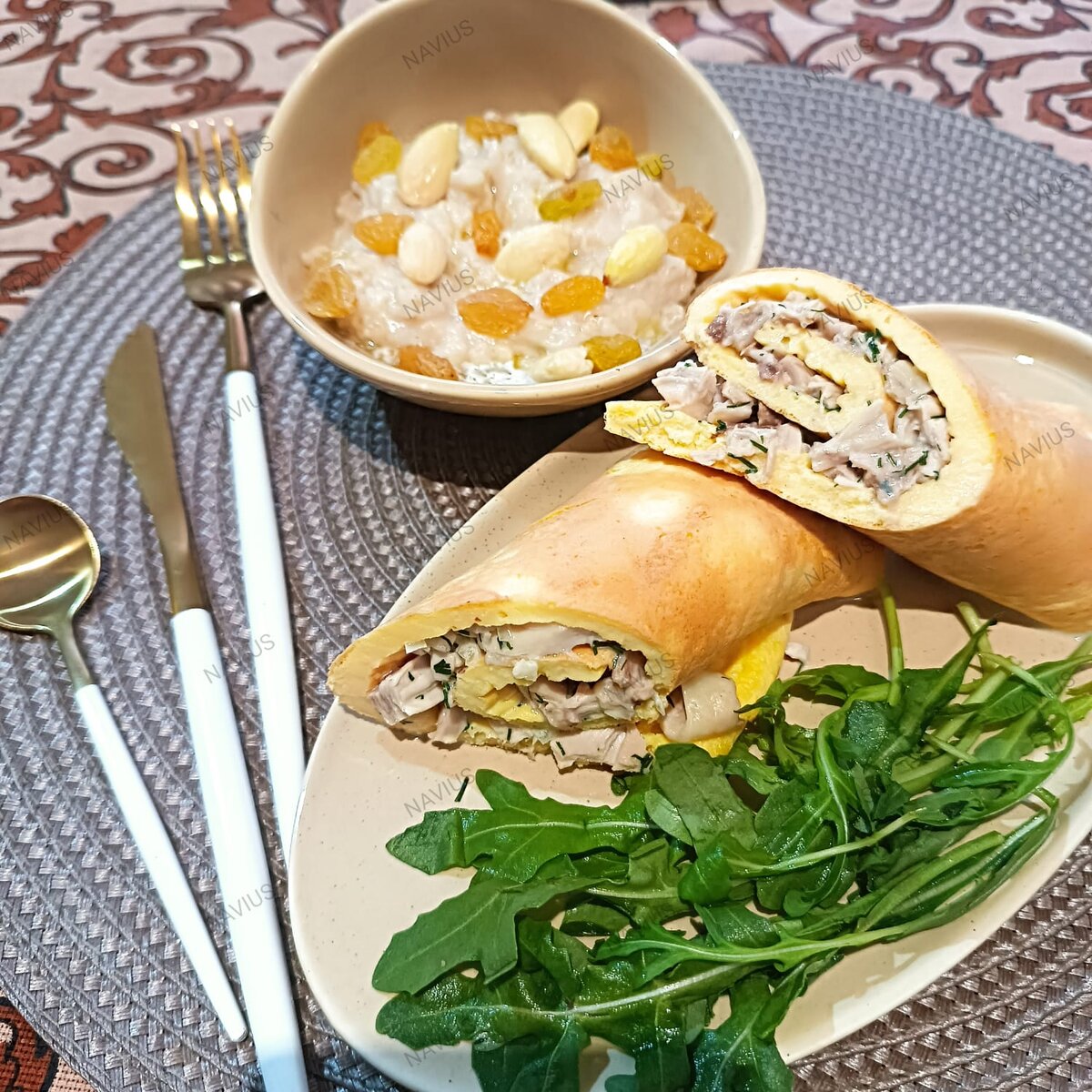 Рулет из протеинового блинчика с курицей и грибами