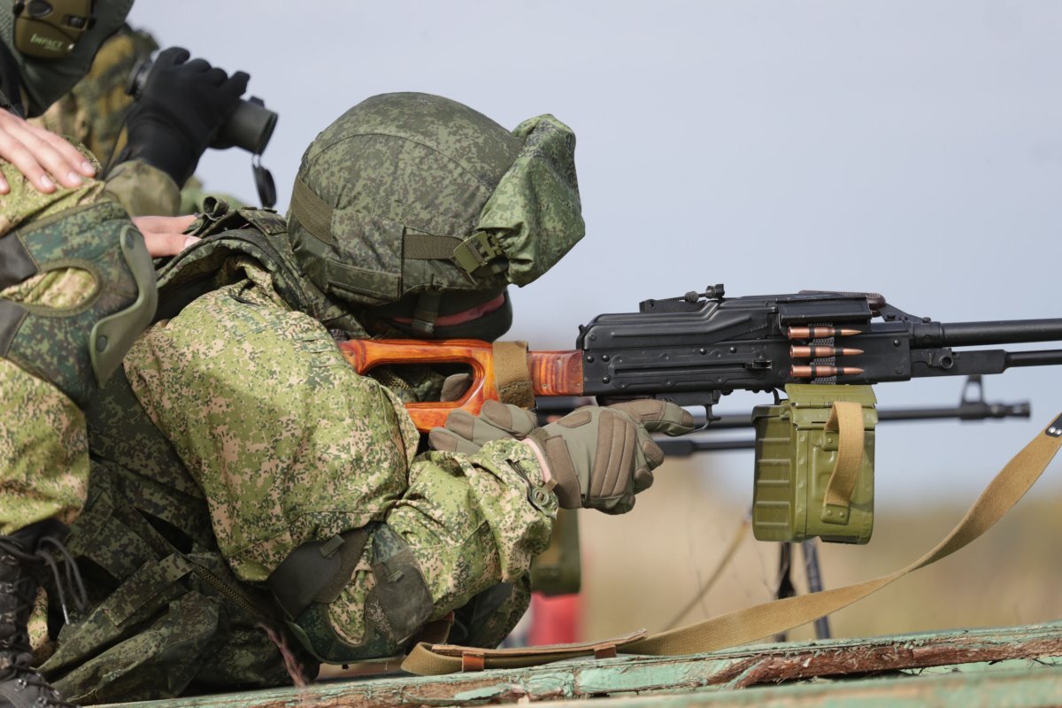    Флаг РФ у мемориала погибшим в ВОВ установили тульские десантники в ДНР