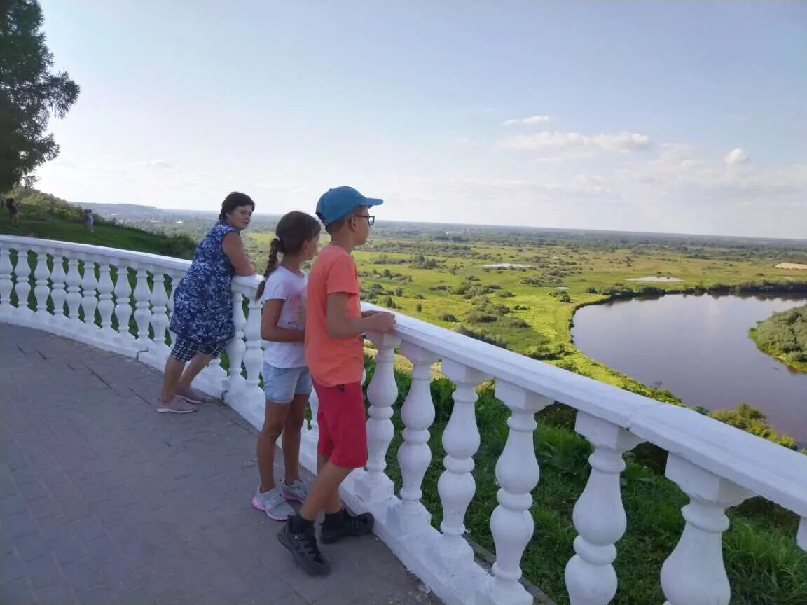 летом, с внуками на смотровой площадке