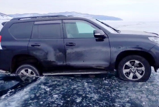 Человек провалился под лед. Человек провалился под лед фото. Человек паровалися под лёд. Человек провалился под лед. Человек провалился под лед.