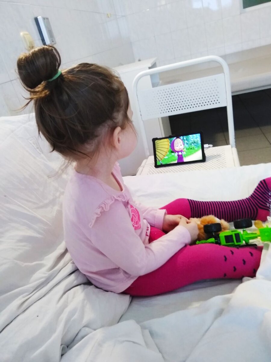 В больнице. Идёт на поправку и смотрит любимую Машу.