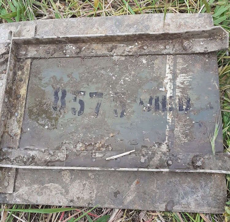    Табличка с номером самолёта. Фото: Из архива/ Военно-патриотический отряд «Помним» (Керчь).