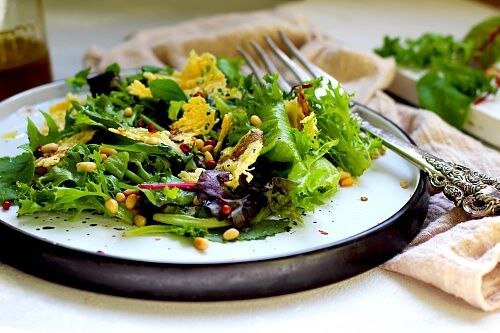 Свежий салат с хрустящим сыром и кедровыми орешками от Елены Некрасовой: https://t.me/urbanistka_vl