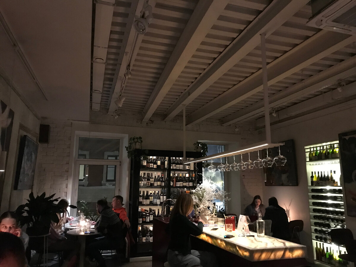 Необычная подача блюд в ресторанах. Тарелка в виде унитаза. Приколы про рестораны фото. Еда на лопате в ресторане. Еда в ресторане.