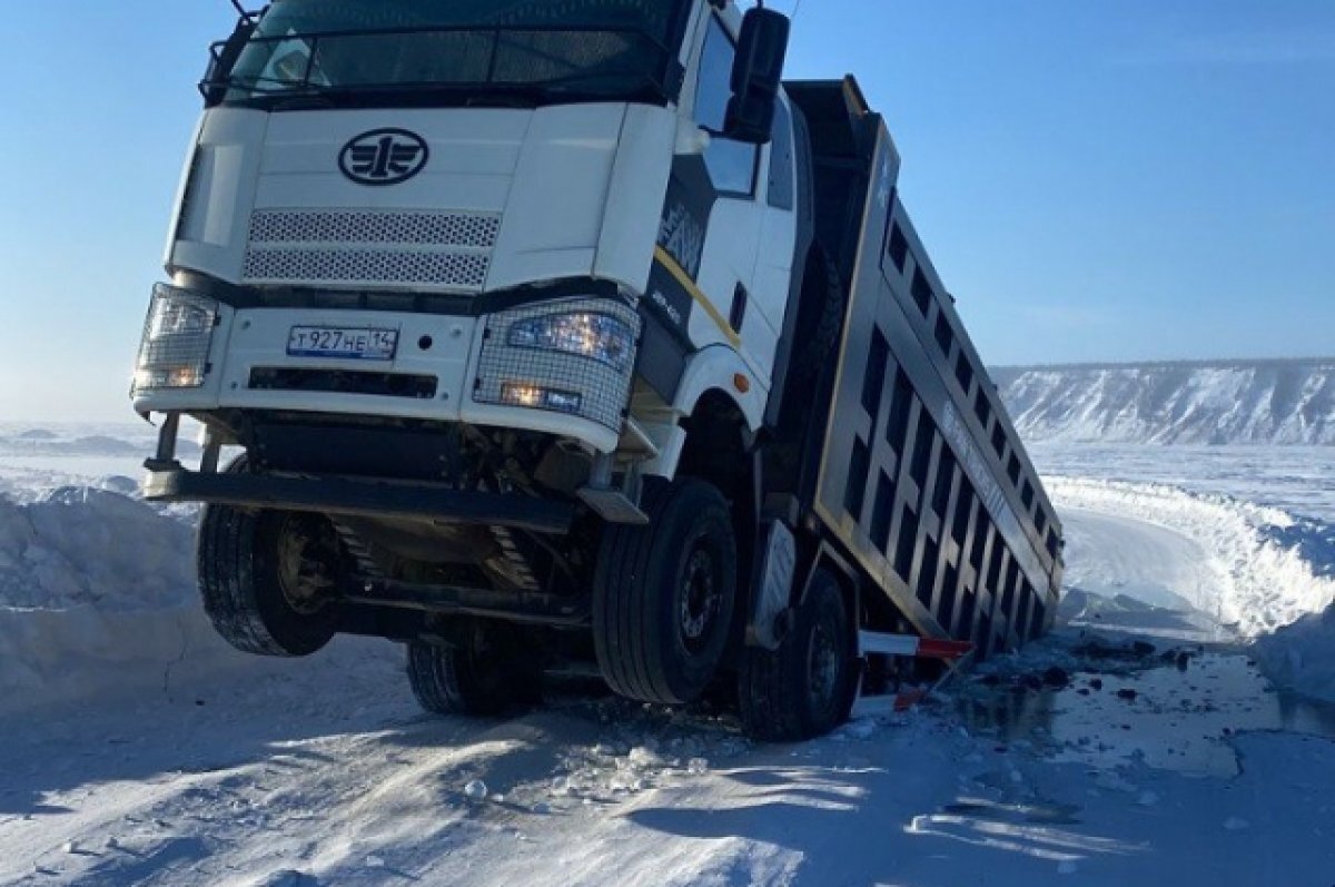 Грузовик на льду Байкала