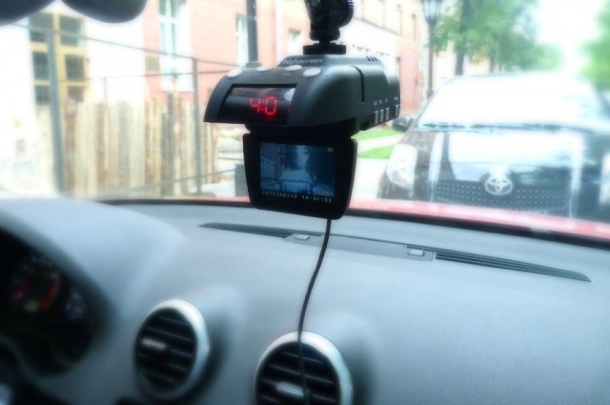    Челябинец ночью разбил стекло чужой машины и украл видеорегистратор