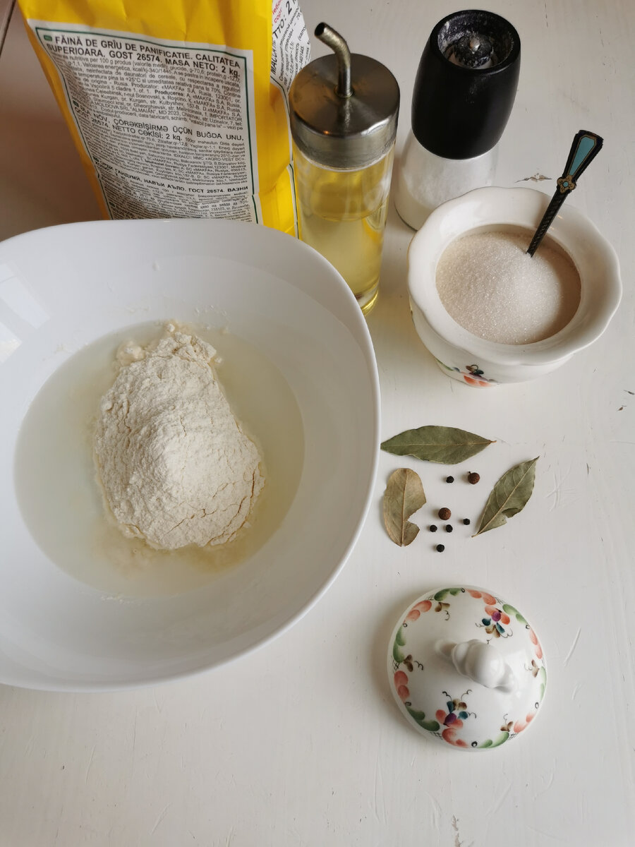 Когда к нам приходят гости, мы часто выбираем такой формат общения как совместное приготовление пищи. И тут лучшего варианта, чем лепка пельменей, не найти. 