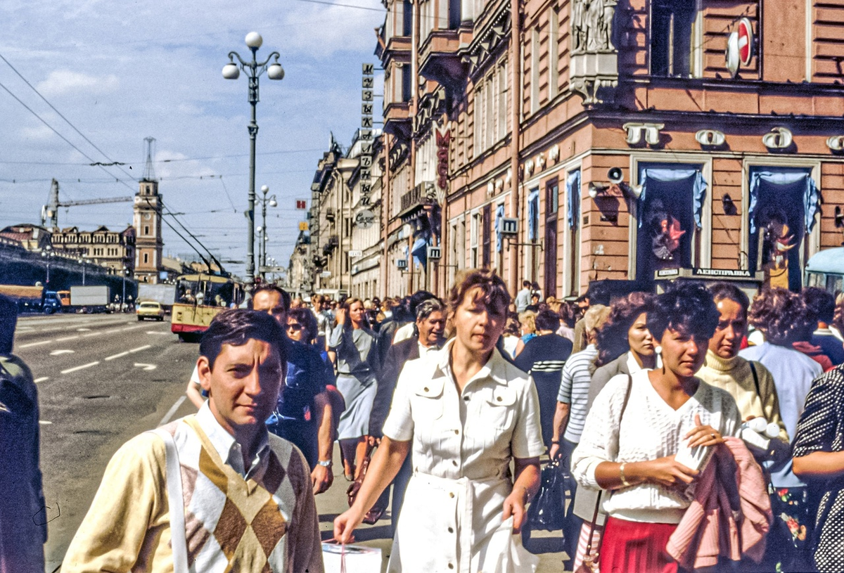 Невский, 1982. Сейчас 2024-й, и летом вы найдёте на прохожих Невского примерно такие же фасоны одежды.
