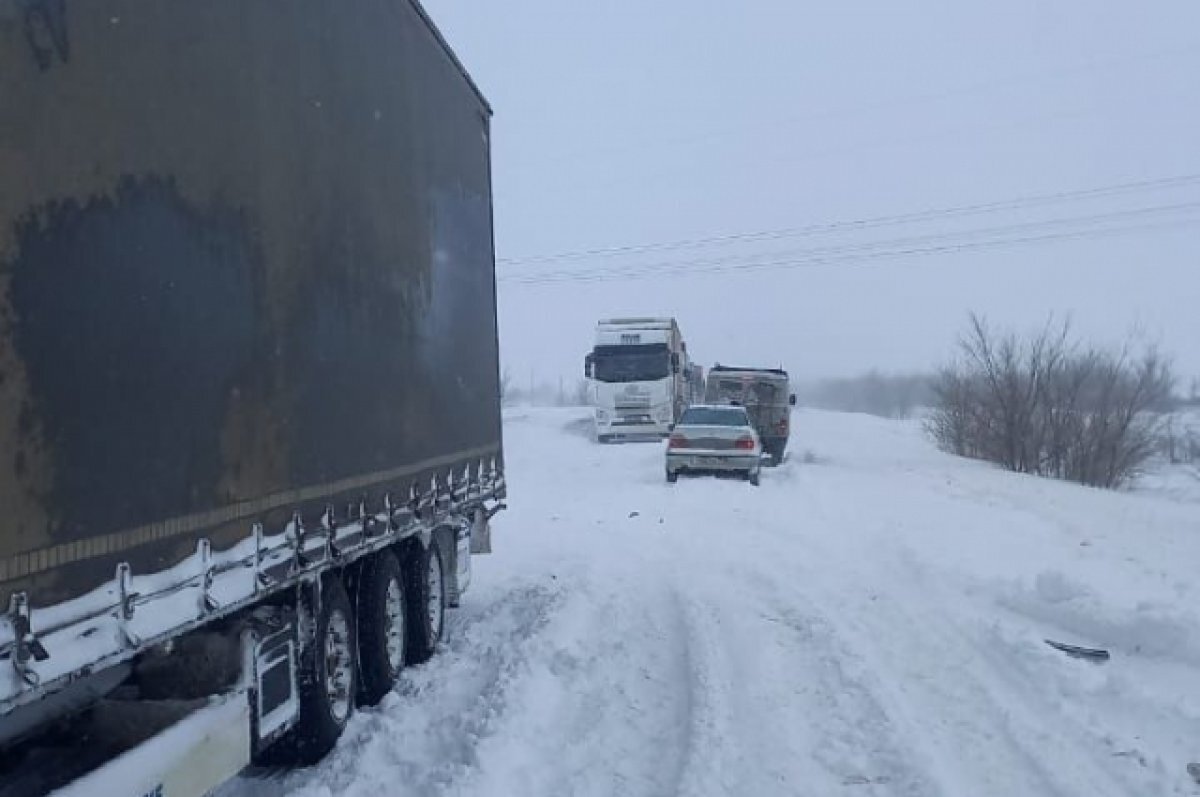    Въезд в Волгоград заблокирован из-за снегопада и фур