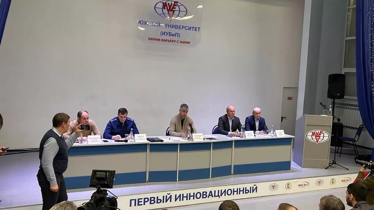     Чиновники решили увеличить выплаты пострадавшим от обрушения дома на Нариманова, однако самих денег в казне сейчас нет, сообщает со встречи жильцов и властей корреспондент RostovGazeta.