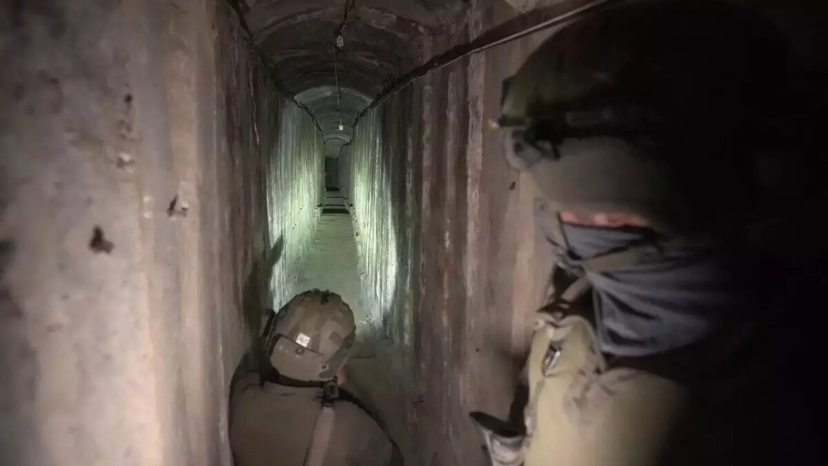     Израильские военные обнаружили прямо под штаб-квартирой Агентства ООН в Газе сеть туннелей террористов ХАМАСа.
