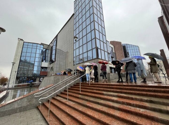 Фото с новостного сайта города. Саратовцы стоят за билетами на " Денискины рассказы "