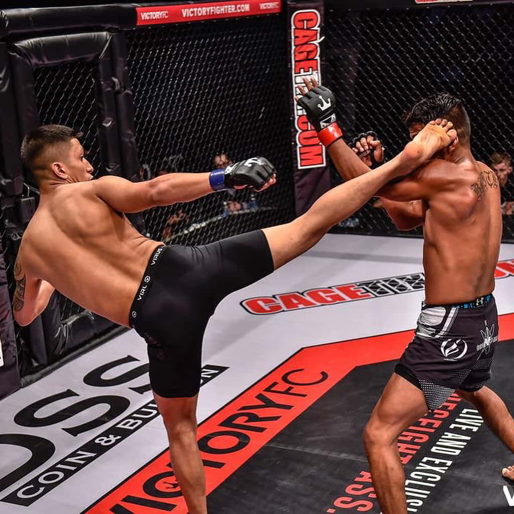 Фото с сайта https://wallpapers.com/wallpapers/jeff-molina-kicking-opponent-at-the-head-yxj5yzqqxvkal69q.html