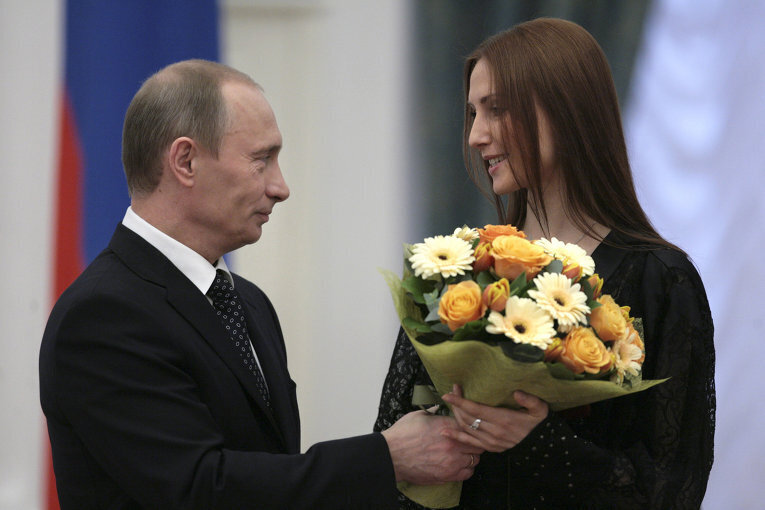 Впереди выборы президента России, и у кандидата № 1 казалось бы есть все что необходимо для идеального претендента на главный пост в стране - высокая поддержка электората, уважение политических...-10