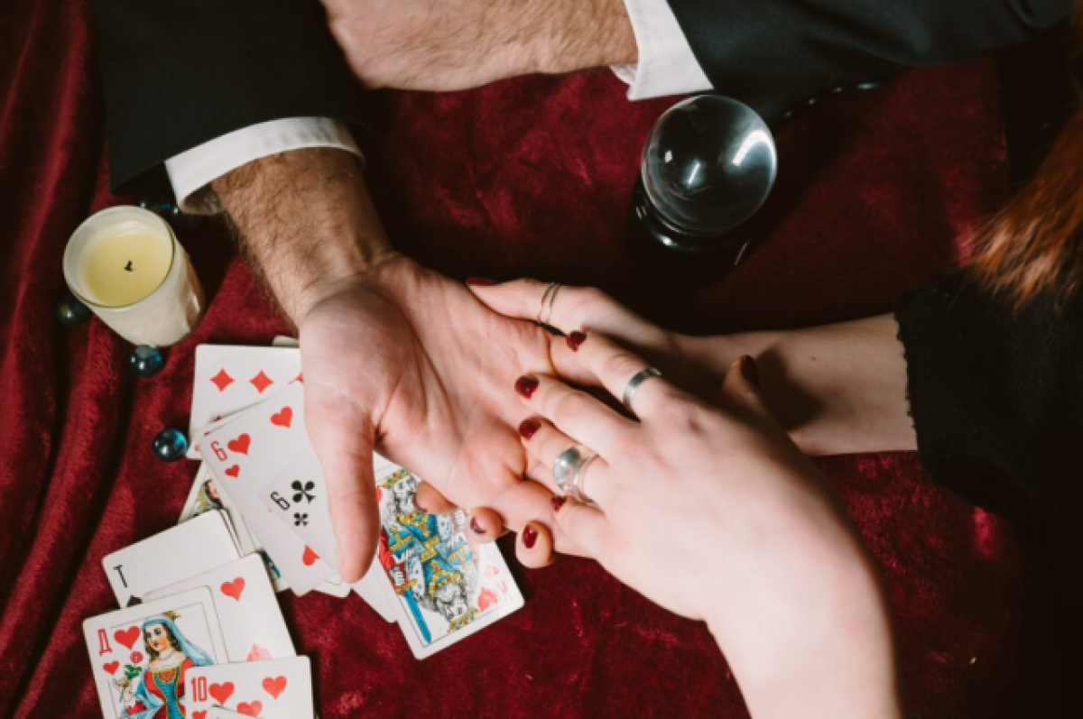    Житель Томска лишился 30 тысяч рублей после обращения к гадалке