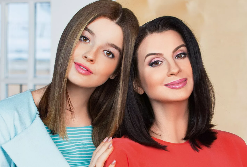 на фото Екатерина Стриженова с дочкой Александрой