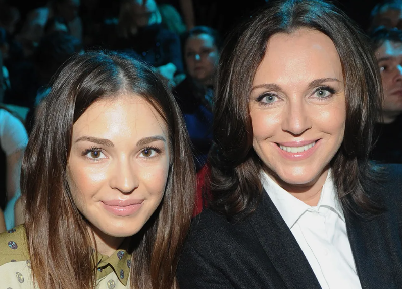 на фото Агния Дитковските с мамой Татьяной