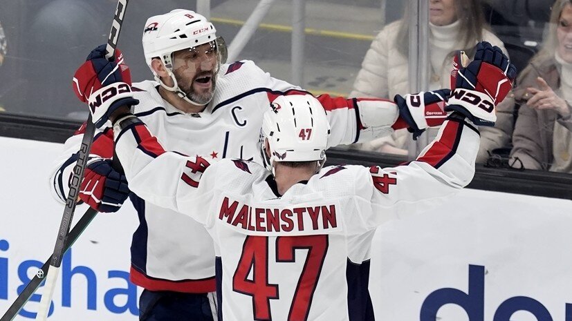     Хоккеисты «Вашингтона» Александр Овечкин и Бек Маленстин AP Michael Dwyer