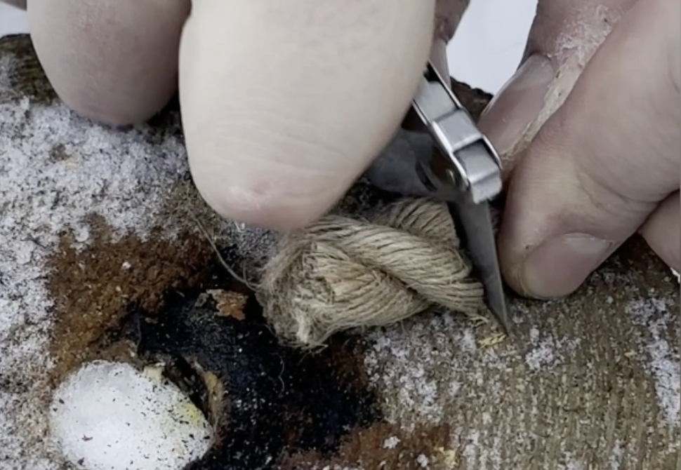 Отрезаем небольшой кусочек веревки.