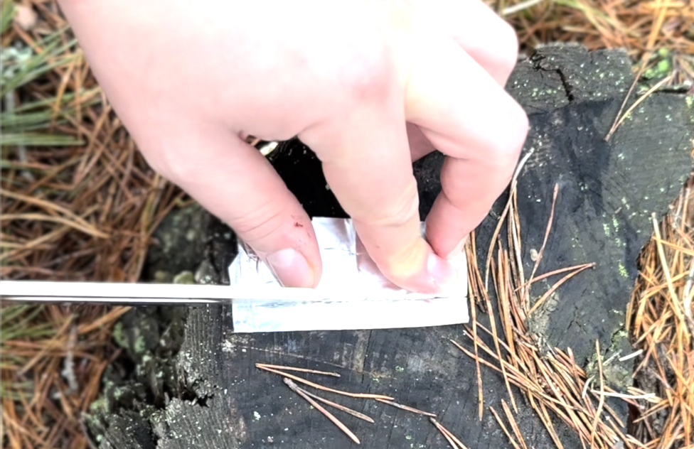 Отрезаем кусочек фольги