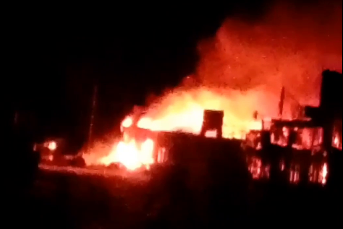    Огонь, охвативший «Рижский рынок» под Волгоградом, унес жизнь человека