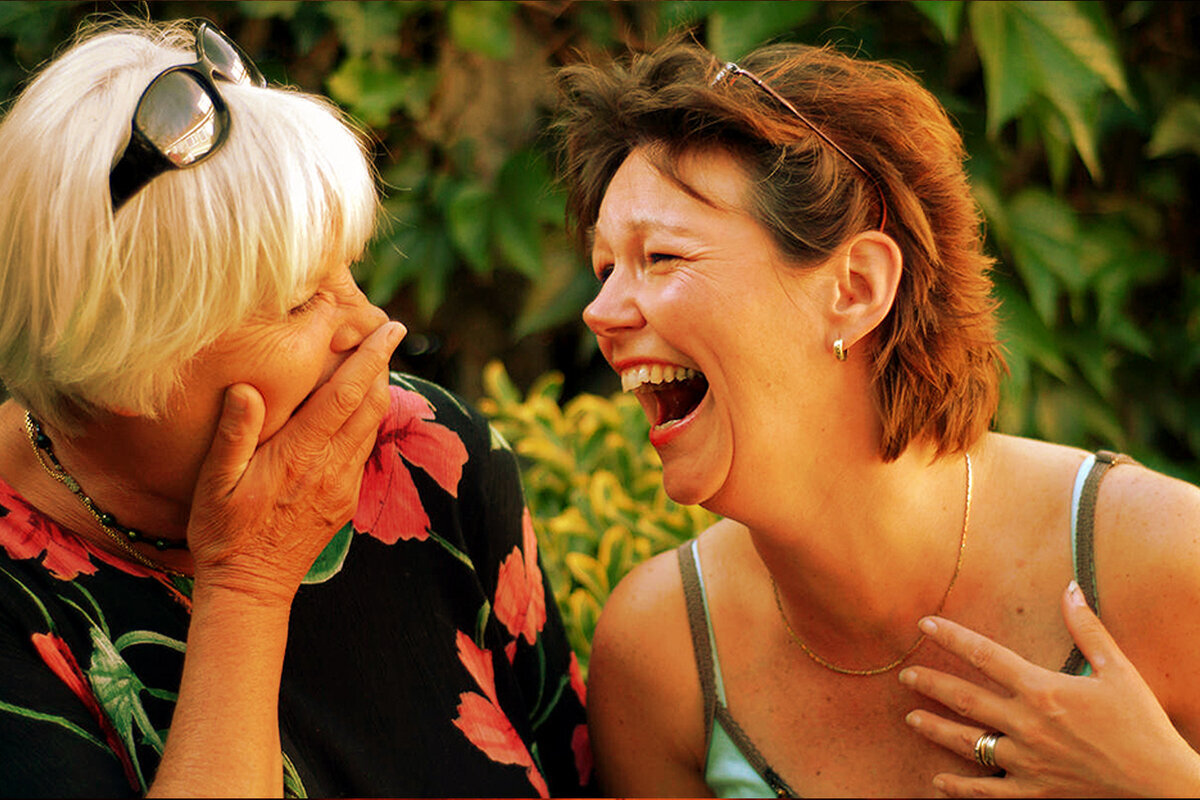 Старая подруга мамы. Две подруги в возрасте. Две женщины смеются. Женщина смеется. Бабушка смеется.