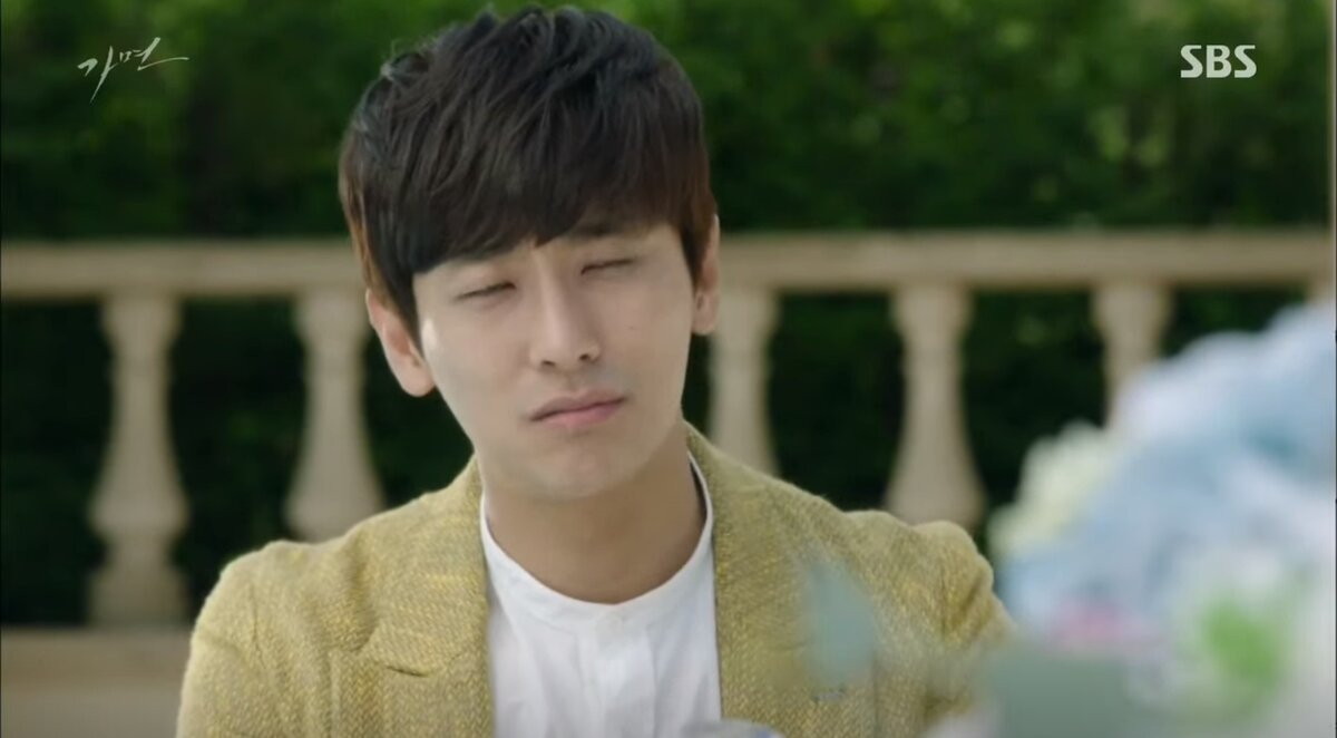 Мин У. Кадр из дорамы.