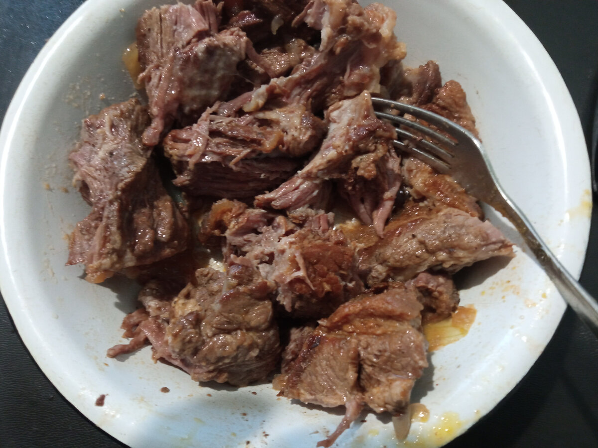 нарезка говядины на куски в ресторанах. смачный мясной. Go'shtni. телятина на мозговой кости оссобуко. мясо тает.