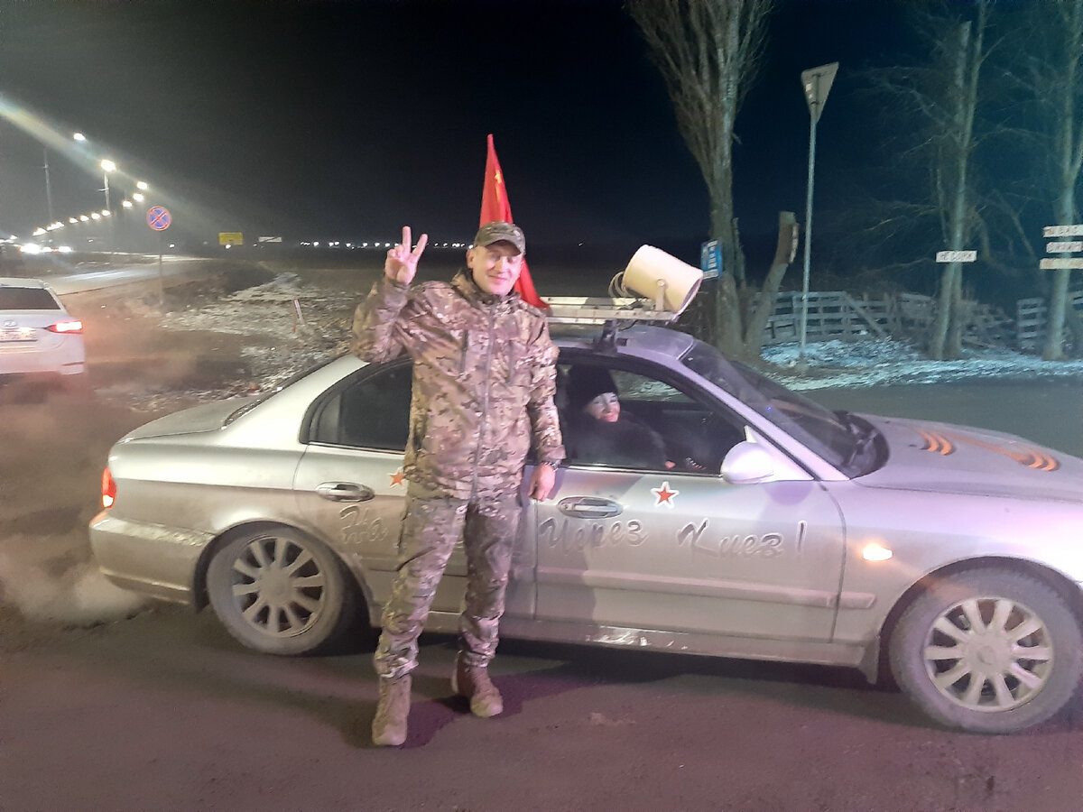 По дороге за ленту под Таганрогом меня встретили волонтеры. Передали моим бойцам вкусняшек. Спасибо им огромное.