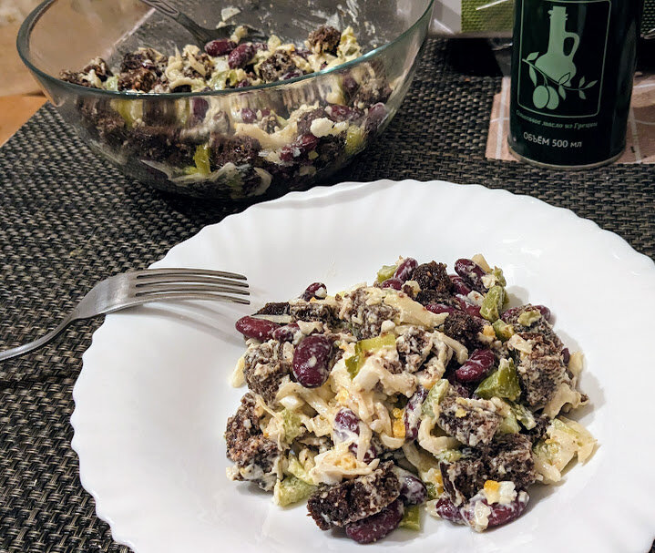 салат под кайфом с копченой курицей.