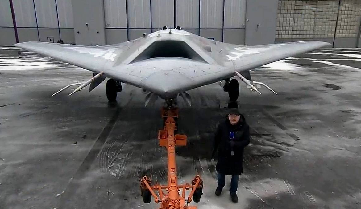 Для наглядности: "Летающее крыло" рядом с человеком