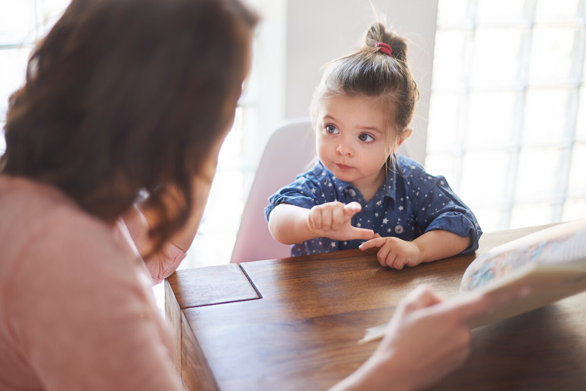 <a href="https://ru.freepik.com/free-photo/cute-girl-with-mom-reading-a-book_12233780.htm#page=2&query=%D0%A0%D0%B0%D0%B7%D0%B3%D0%BE%D0%B2%D0%BE%D1%80%D1%8B%20%D1%81%20%D0%BC%D0%B0%D0%BB%D1%8B%D1%88%D0%B0%D0%BC%D0%B8&position=4&from_view=search&track=ais&uuid=091e1915-6bc7-427f-88d8-fd618daf1021">Изображение от gpointstudio</a> на Freepik