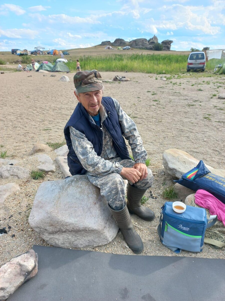 Вдали Каменные палатки