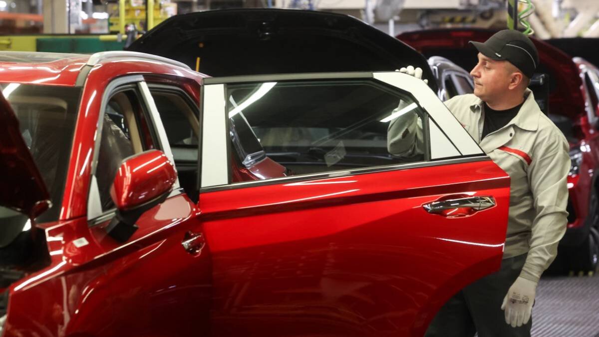    Сотрудник «Автозавода Санкт-Петербург» готовит новую машину к старту продаж / Фото: Александр Демьянчук / ТАСС