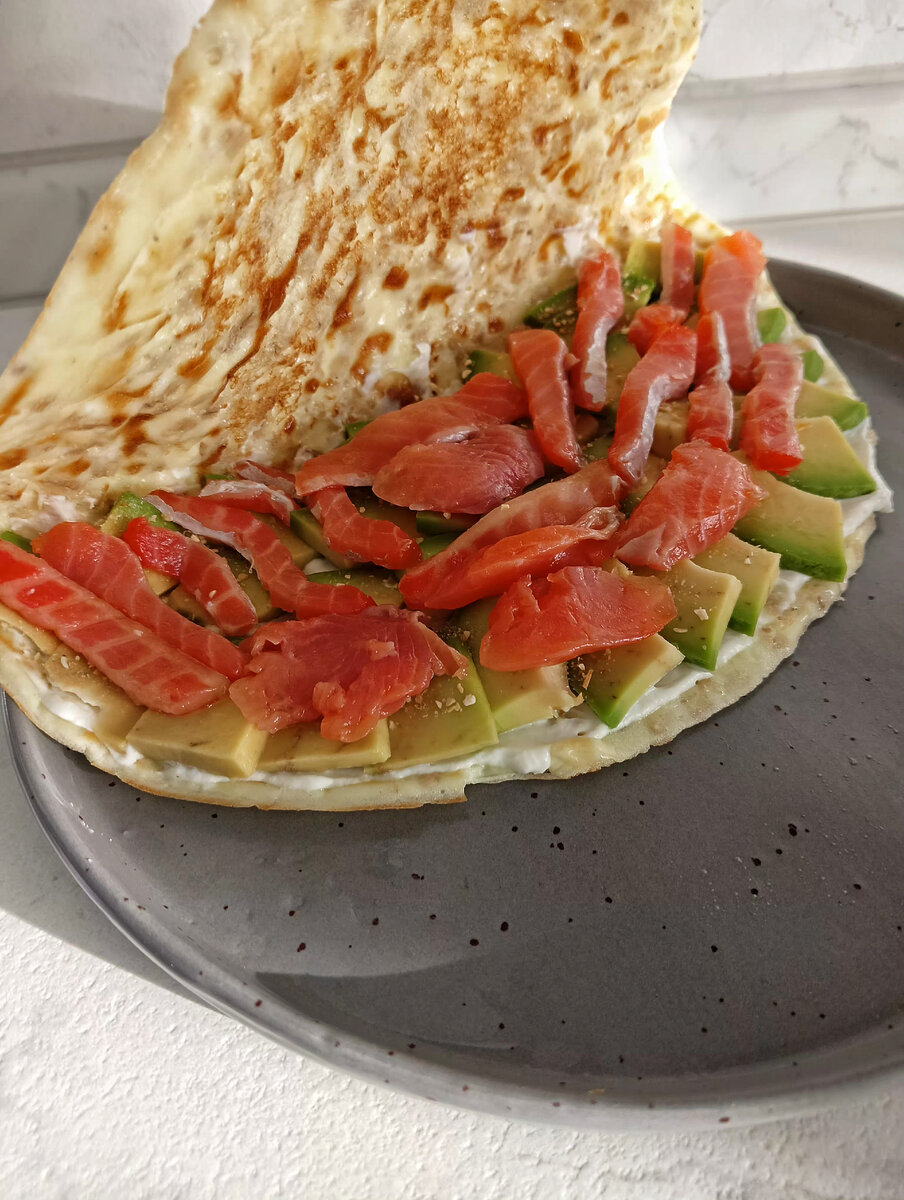 Для овсяноблина перемешиваем вилкой в ёмкости яйцо, молоко, овсяные хлопья, добавляем соль, перец по вкусу. Обжариваем на сковороде без масла с двух сторон до готовности. 