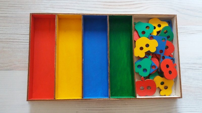 Сортировка по полочкам по цвету играть. Сортировка по цвету. Игрушка раскладывать по цвету. Разноцветная коробка для дошкольников. Разложи игрушки по цветам.