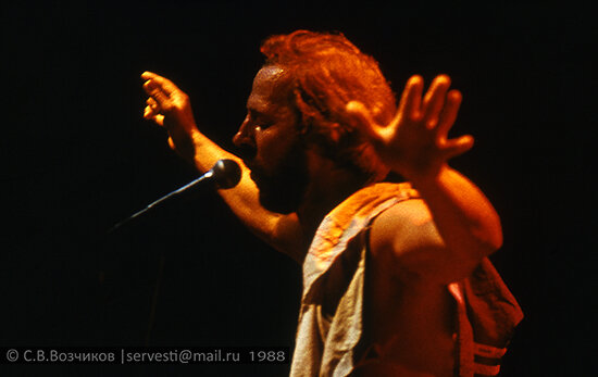 Июнь 1988, Зимний стадион в Ленинграде. 6-й фестиваль Ленинградского рок-клуба. На сцене - Владимир Рекшан со своей группой САНКТ-ПЕТЕРБУРГ.