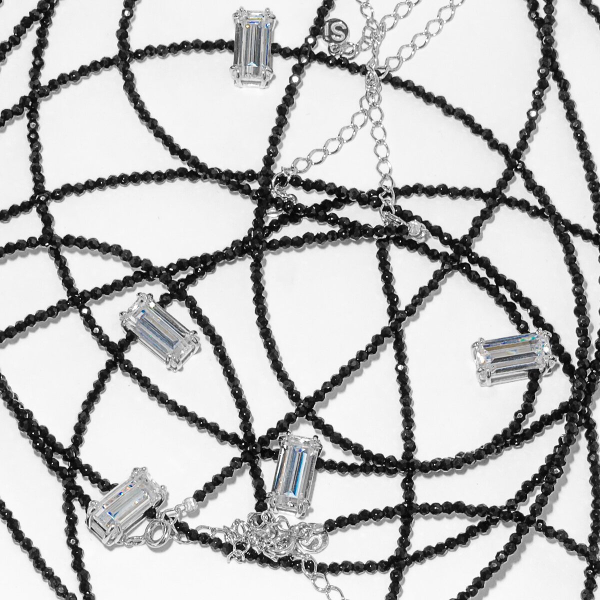 Колье из серебра 925 пробы на сайте https://thesi.ru/product/serebryanoe-kolie-choker-iz-naturalnoy-shpineli-s-podveskoy-ldinkoy