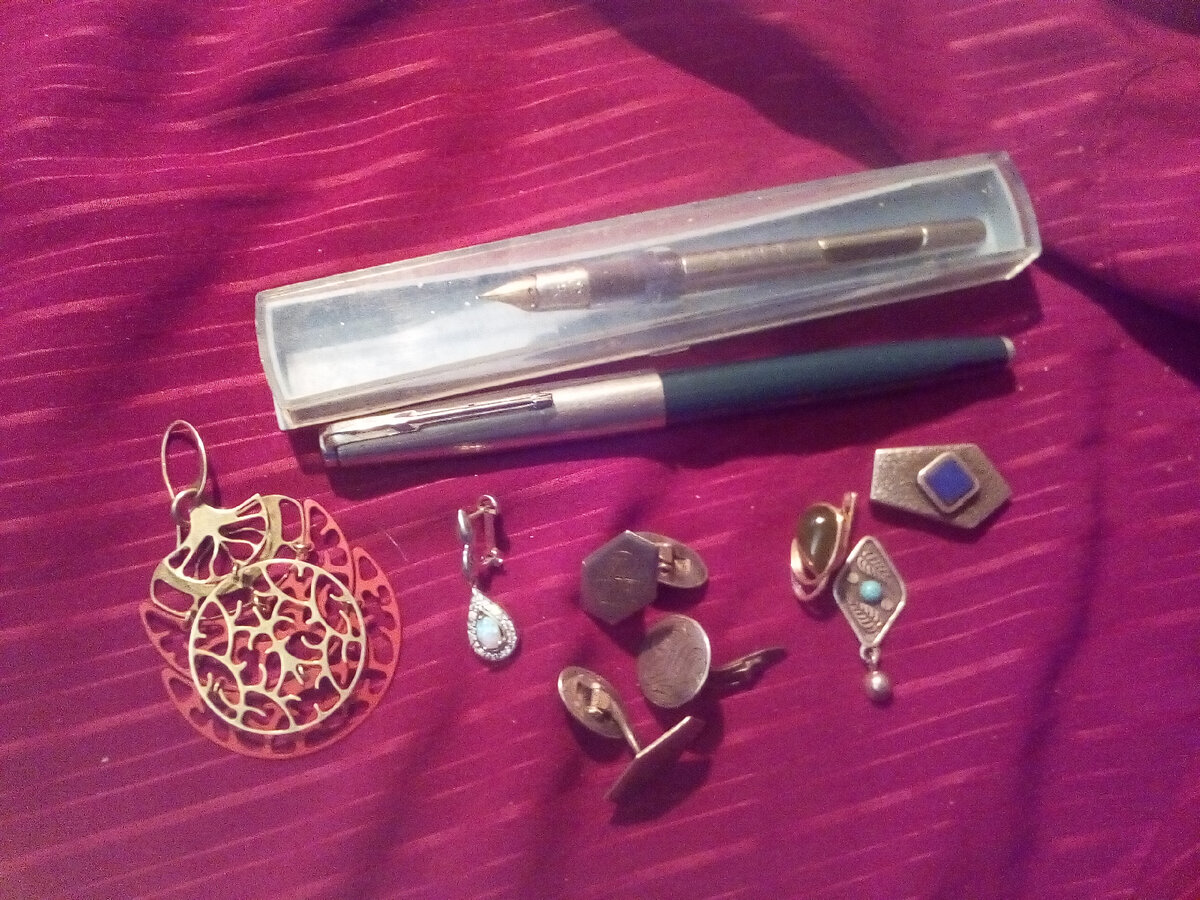 Вторая ручка - в подарок.